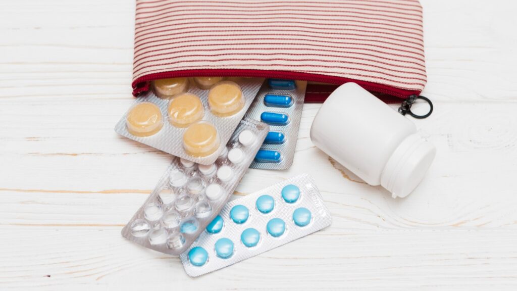 Voor je zorgeloos op reis kan vertrekken, is er nog wat extra planning nodig. Zeker als je medicijnen inneemt.